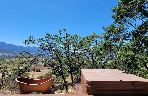 Ashland House | The Gem House ~ With a Pool, Relaxing Hot tub and Gorgeous Mountain Views!