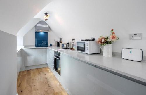 Winchester Apartment | The Gem Of Central Winchester - Sleeps