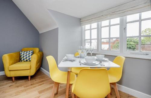 Winchester Apartment | The Gem Of Central Winchester - Sleeps