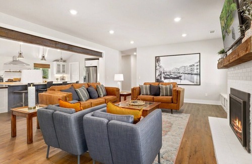 Springdale House | The George at 702 - 1 Mile to DT Springdale