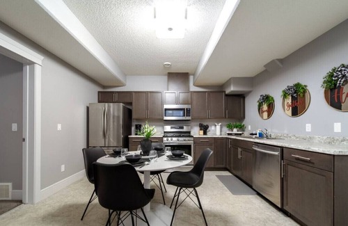 Southeast Edmonton Condo | The Getaway Suite | King Bed | Near Airport | WiFi