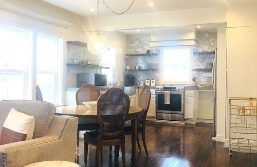 Topeka House | The Ginger Bread House~Central Location~King Beds~Charming