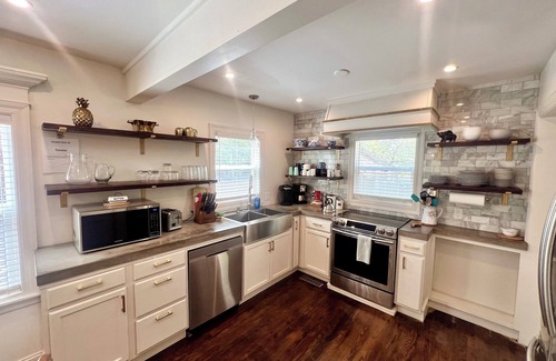 Topeka House | The Ginger Bread House~Central Location~King Beds~Charming
