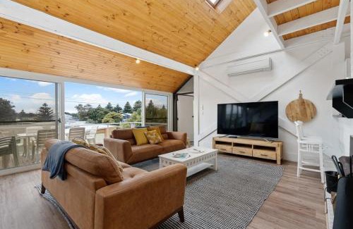 Goolwa South House | The Glass House 103 Bristow-Smith Ave Goolwa South - BYO Linen