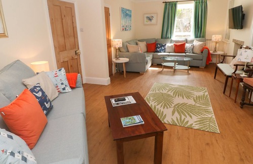Flushing Cottage | THE GLEN, pet friendly, character holiday cottage in Flushing