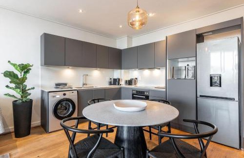 Three Anchor Bay Apartment | The Glengariff 706