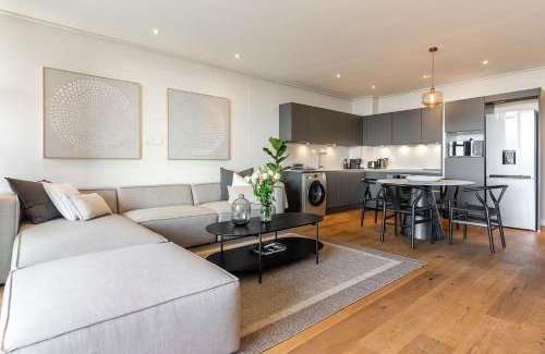 Three Anchor Bay Apartment | The Glengariff 706