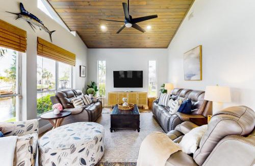 Caloosahatchee House | The Golden Pineapple Sanctuary
