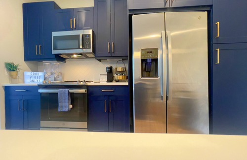 Summerhill Condo | The Golden Retreat | 12pm check out 12 mins from AIRPORT