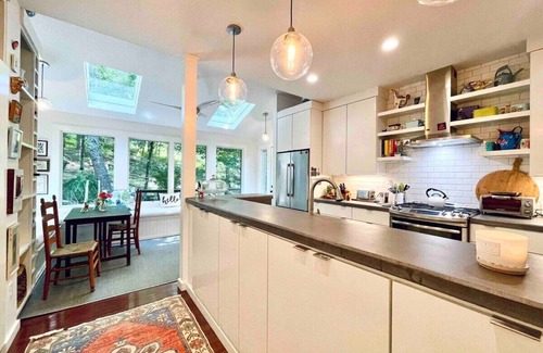 Oxford House | The Grace, Multi-family only 5 miles to Sq & campus!