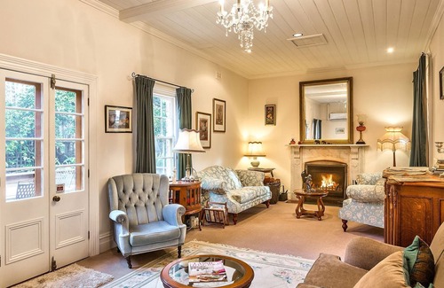 Beechworth House | The Graces, Beechworth - Rose - King Room