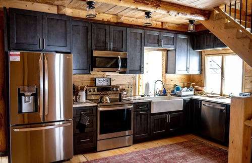 Grafton Cabin | The Grafton Lodge, Rustic Luxury, sleeps 20, Hot Tub, Sauna, Fire pit