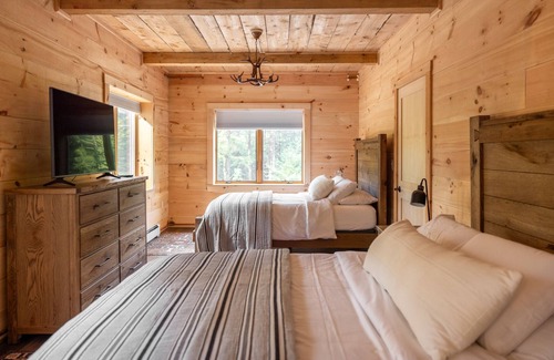 Grafton Cabin | The Grafton Lodge, Rustic Luxury, sleeps 20, Hot Tub, Sauna, Fire pit
