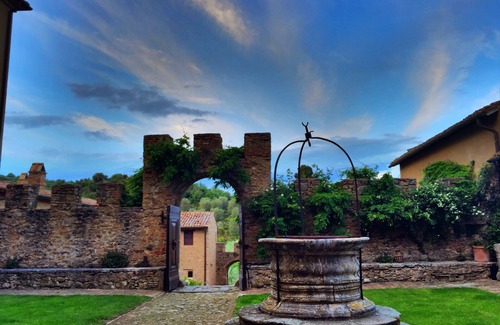 Seggiano Apartment | The Granary- 3 Bedroom Apartment in Medieval Castle with huge living room