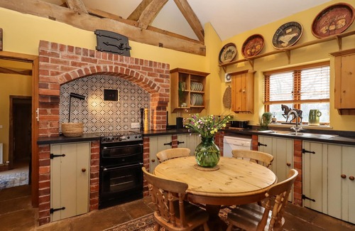 Eaton Mascott Cottage | THE GRANARY, pet friendly, with open fire in Church Stretton