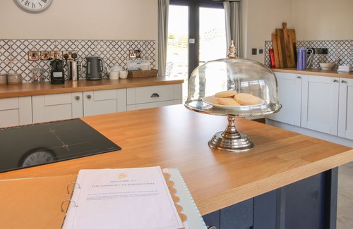 Edgmond Cottage | THE GRANARY, pet friendly, with open fire in Edgmond, Shropshire