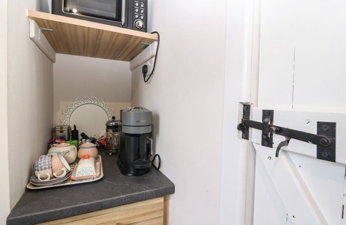 Llanfaethlu Cottage | THE GRANARY (YR YSGUBOR), romantic, with a garden in Llanfaethlu