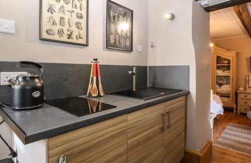 Llanfaethlu Cottage | THE GRANARY (YR YSGUBOR), romantic, with a garden in Llanfaethlu