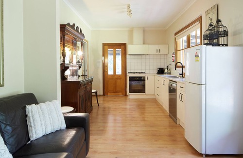 Mount Dandenong House | The Grand Lodge: Private rainforest with river