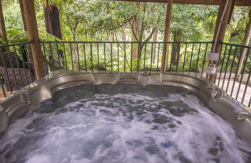 Mount Dandenong House | The Grand Lodge: Private rainforest with river