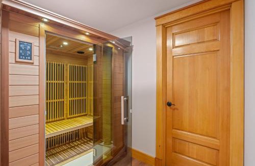 Lincoln House | The Grand Lodge Lux Family Escape, Hot Tub, Sauna