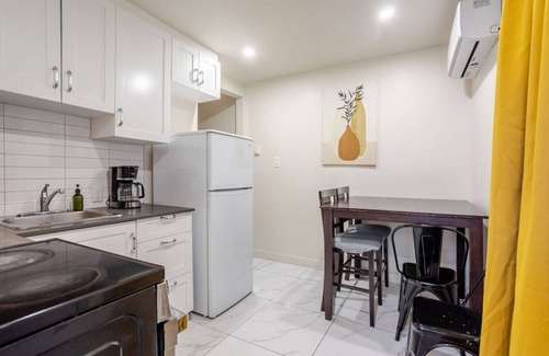 Cote-Des-Neiges—Notre-Dame-De-Grace Apartment | The Grand NDG Stay|Your Home in NDG