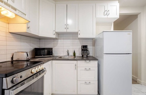 Cote-Des-Neiges—Notre-Dame-De-Grace Apartment | The Grand NDG Stay|Your Home in NDG