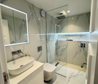 Kilburn House | The Grand Royal Kilburn House - 4BR/3BR w Parking