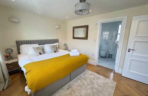 Kilburn House | The Grand Royal Kilburn House - 4BR/3BR w Parking