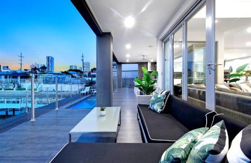Broadbeach Waters House | The Grand - SPECIAL Stay 6 Pay 5
