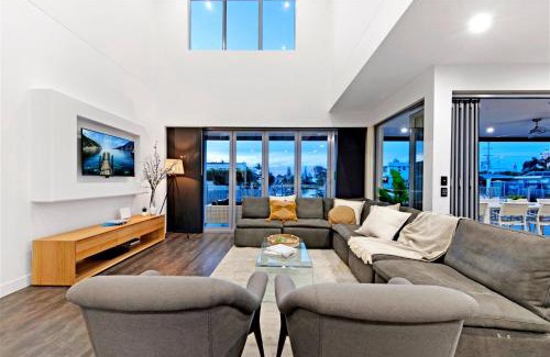Broadbeach Waters House | The Grand - SPECIAL Stay 6 Pay 5