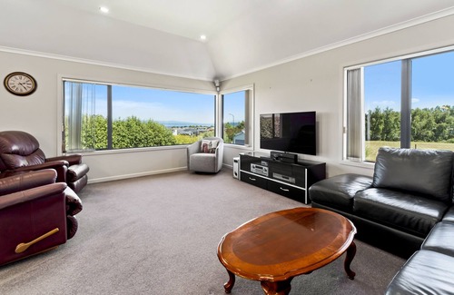 Nukuhau House | The Grand @ Taupo - Spa pool, Indoor & Outdoor Fireplaces, Close to Town