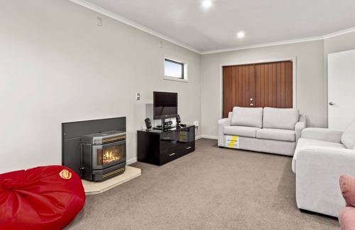Nukuhau House | The Grand @ Taupo - Spa pool, Indoor & Outdoor Fireplaces, Close to Town