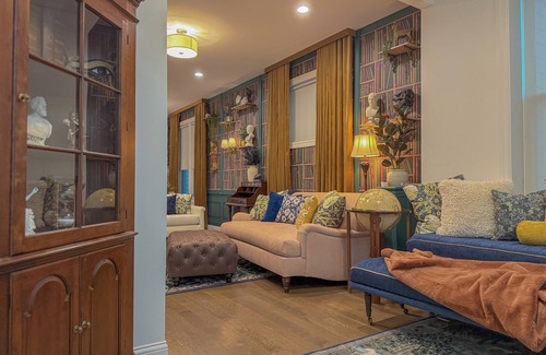 North Center Apartment | The Grand Vic: Large 5BD/3BA Home +Garagen
