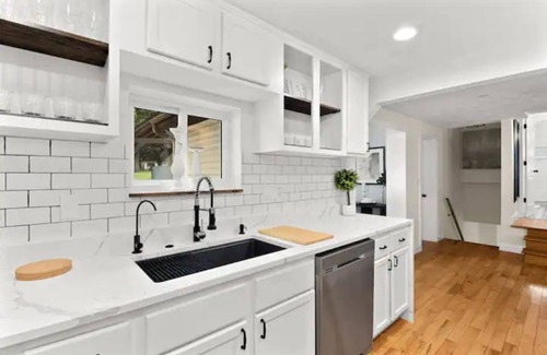 Peoria House | The Grandview Retreat. Elite 4 bedroom & Hot Tub