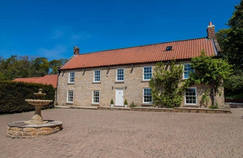 Pickering House | The Grange | sleeps 12 - All Ensuite, Swim Spa, Games Room, Dog Friendly - 5* Gold Award