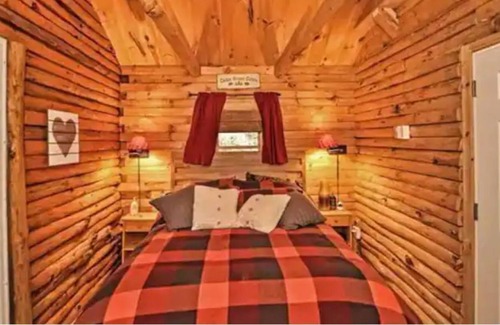 Grafton Cabin | “The Great Escape” Log Cabin in small town NH 💕