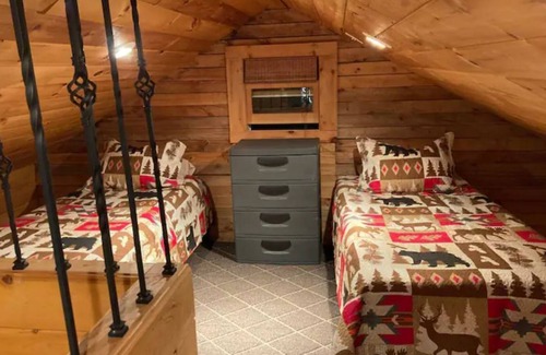 Grafton Cabin | “The Great Escape” Log Cabin in small town NH 💕