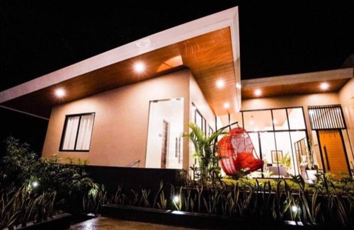 Buck Estate Apartment | The Great Molave DE LUXE ROOM