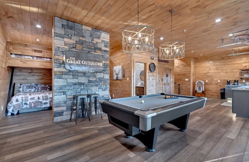 Gatlinburg - Pigeon Forge Cabin | The Great Outdoors 5 Bedroom Cabin by RedAwning