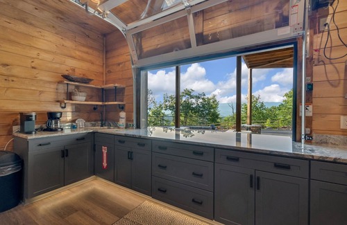 Gatlinburg - Pigeon Forge Cabin | The Great Outdoors 5 Bedroom Cabin by RedAwning