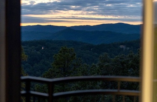 Gatlinburg - Pigeon Forge Cabin | The Great Outdoors 5 Bedroom Cabin by RedAwning