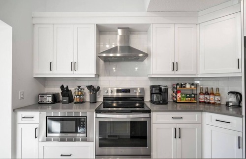 Calgary House | "The Green" - Mins to Airport- 1.5 hour Banff
