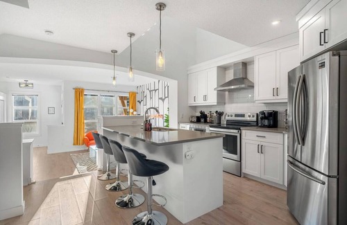 Calgary House | "The Green" - Mins to Airport- 1.5 hour Banff