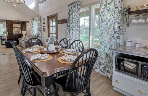 Greeneville Cabin | The Green Mountain-Newly Build Cabin with AC, WiFi in Greeneville-Family-Pets