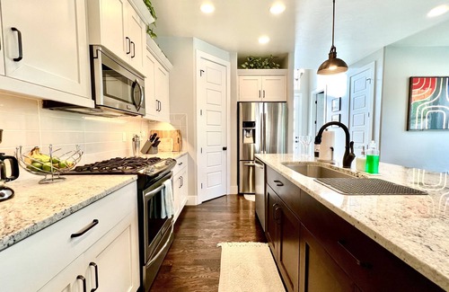 Harris Ranch House | The Greenbelt Getaway- Views, Pets, Games, Fun!