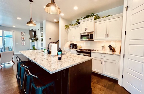 Harris Ranch House | The Greenbelt Getaway- Views, Pets, Games, Fun!
