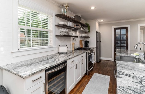 Greenville House | The Greenery- Spacious 4-bedroom with room for 10