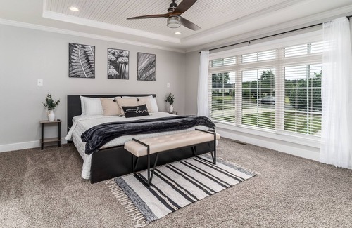 Greenville House | The Greenery- Spacious 4-bedroom with room for 10