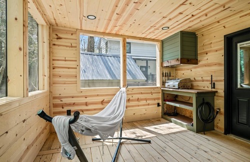 Rocky Grove Cabin | "The Greenhouse" - NEW! Just 450 ft from Trailhead